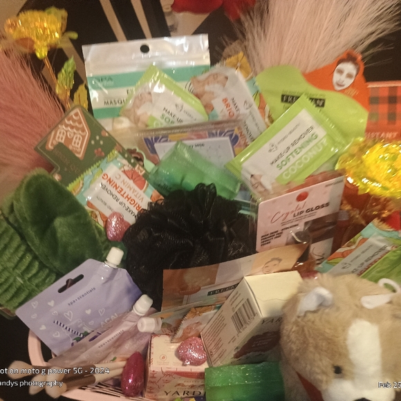 End of an era women's legacy pamper me basket huge basket - Picture 4 of 6